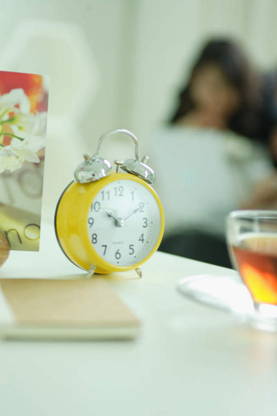 东方人,一个人,坐,竖图,室内,白天,正面,植物,闹钟,亚洲,仅一个年轻女性,仅一个女性,仅一个人,服装,朦胧,模糊,时间,时钟,计时,注视,休闲装,黄种人,树,树木,衣服,绿色,自然,钟表,观察,看,休闲,休闲服,表,服饰,生长,成长,观看,察看,关注,年轻女性,女人,女性,亚洲人,钟,坐着,半身,彩图