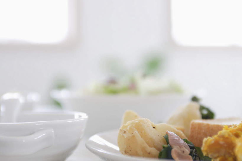 无人,横图,室内,特写,白天,正面,菠菜,蔬菜,餐具,叶子,朦胧,模糊,新鲜,碟子,盘,肉,食品,绿叶,猪肉,肉类,食物,盘子,碟,嫩叶,有机食品,绿色食品,肉食,豚肉,叶,叶片,鹦鹉菜,鼠根菜,角菜,红嘴绿鹦哥,赤根菜,菠薐菜,波斯草,彩图