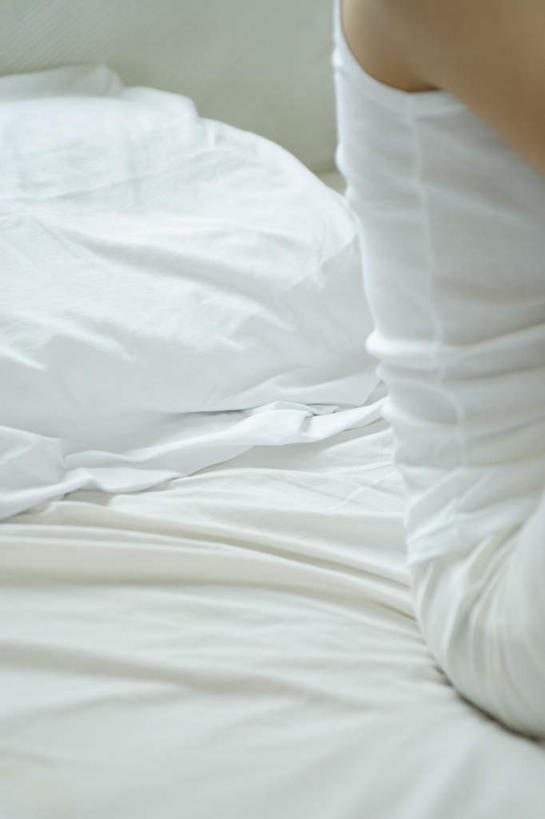 东方人,一个人,坐,竖图,室内,白天,侧面,床,亚洲,仅一个年轻女性,仅一个女性,仅一个人,服装,双人床,床单,注视,休闲装,黄种人,被子,衣服,观察,看,休闲,休闲服,服饰,观看,察看,被单,关注,年轻女性,女人,女性,亚洲人,坐着,半身,彩图