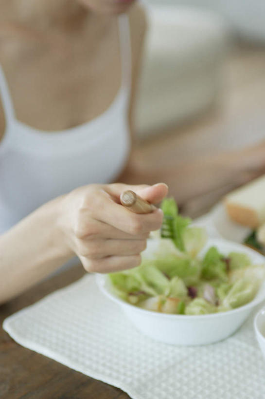 东方人,一个人,餐厅,坐,竖图,俯视,室内,白天,餐桌,桌子,餐具,水果,叶子,亚洲,仅一个年轻女性,仅一个女性,仅一个人,服装,叉子,生菜,莴苣,蔬菜沙拉,沙拉,绿叶,拿,拿着,注视,休闲装,黄种人,色拉,衣服,碗,观察,看,休闲,休闲服,嫩叶,服饰,有机食品,绿色食品,餐台,观看,色拉酱,察看,关注,千岛酱,餐叉,春菜,鹅仔菜,莴仔菜,千金菜,叶用莴苣,年轻女性,女人,女性,亚洲人,叶,叶片,进餐用具,烹调用具,坐着,半身,彩图,高角度拍摄