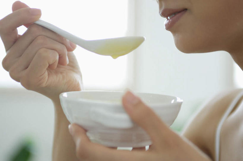 东方人,一个人,坐,横图,室内,白天,侧面,亚洲,仅一个年轻女性,仅一个女性,仅一个人,服装,勺子,陶瓷,陶瓷制品,拿,拿着,注视,休闲装,黄种人,衣服,容器,调羹,汤匙,碗,观察,看,休闲,休闲服,服饰,观看,储藏,察看,储存,关注,年轻女性,女人,女性,亚洲人,坐着,半身,彩图,贮存