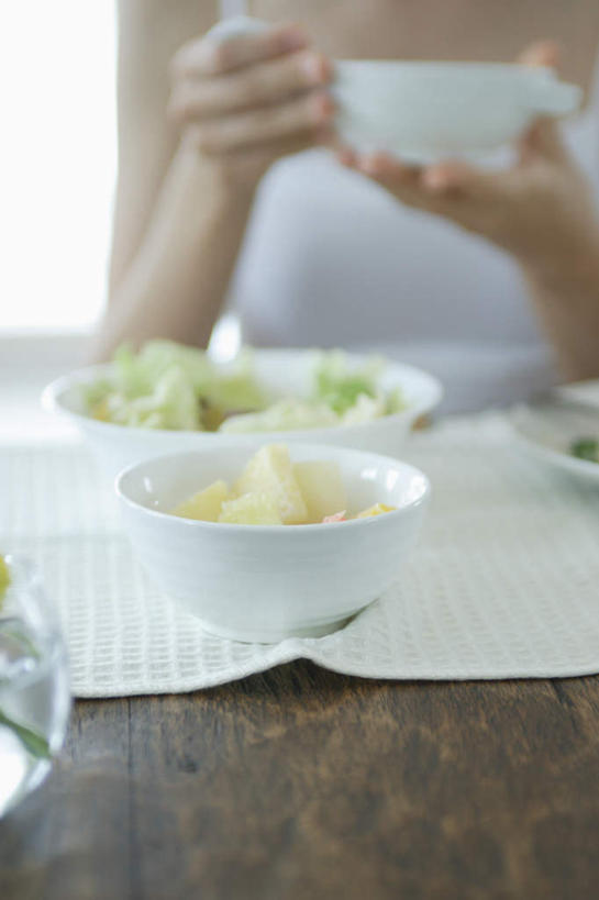 东方人,一个人,餐厅,坐,竖图,室内,白天,正面,餐桌,桌子,餐具,水果,亚洲,仅一个年轻女性,仅一个女性,仅一个人,服装,蔬菜沙拉,沙拉,拿,拿着,注视,休闲装,黄种人,色拉,衣服,碗,观察,看,休闲,休闲服,服饰,有机食品,绿色食品,餐台,观看,色拉酱,察看,关注,千岛酱,年轻女性,女人,女性,亚洲人,进餐用具,烹调用具,坐着,半身,彩图