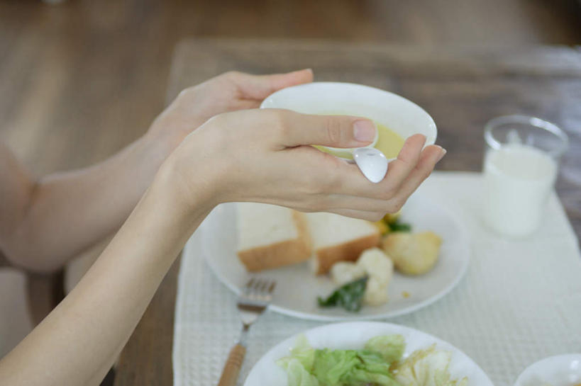 面包,东方人,一个人,坐,捧,横图,俯视,室内,白天,餐桌,地板,桌子,杯子,水果,亚洲,仅一个年轻女性,仅一个女性,仅一个人,服装,蔬菜沙拉,沙拉,地面,注视,休闲装,黄种人,色拉,木地板,玻璃制品,衣服,水杯,碗,观察,看,休闲,休闲服,服饰,有机食品,绿色食品,餐台,观看,色拉酱,察看,关注,千岛酱,年轻女性,女人,女性,亚洲人,玻璃杯,端,端着,捧着,手捧,坐着,半身,彩图,高角度拍摄