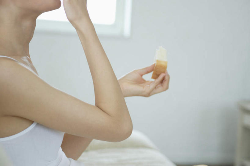 面包,东方人,一个人,坐,横图,室内,白天,正面,亚洲,仅一个年轻女性,仅一个女性,仅一个人,服装,食品,拿,拿着,注视,休闲装,黄种人,食物,衣服,观察,看,休闲,休闲服,服饰,观看,察看,关注,年轻女性,女人,女性,亚洲人,坐着,半身,彩图