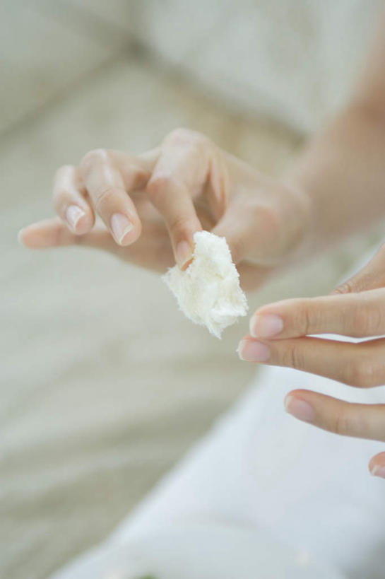 面包,东方人,一个人,坐,竖图,室内,白天,正面,亚洲,仅一个年轻女性,仅一个女性,仅一个人,服装,食品,拿,拿着,注视,休闲装,黄种人,食物,衣服,观察,看,休闲,休闲服,服饰,观看,察看,关注,年轻女性,女人,女性,亚洲人,坐着,半身,彩图