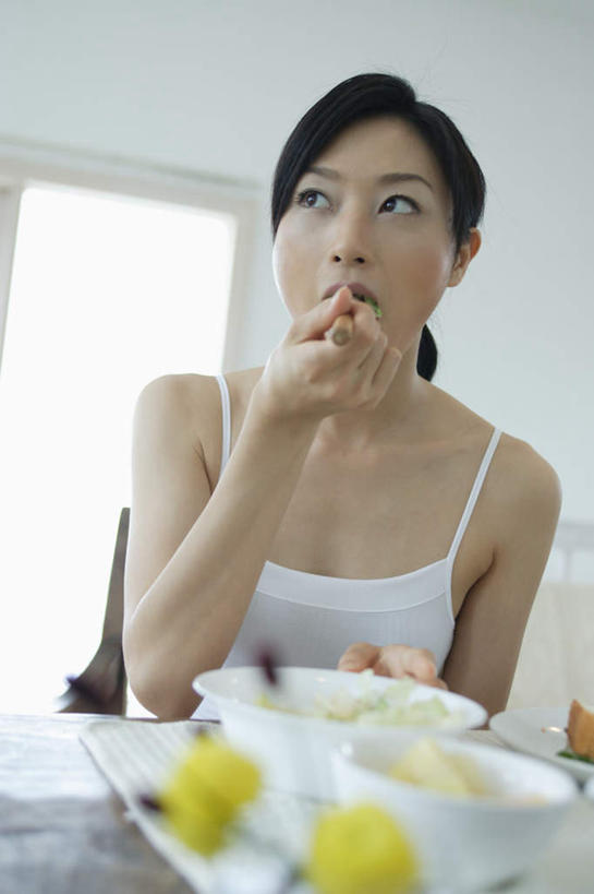 东方人,一个人,坐,竖图,室内,白天,正面,餐桌,桌子,餐具,水果,亚洲,仅一个年轻女性,仅一个女性,仅一个人,服装,叉子,蔬菜沙拉,沙拉,食品,拿,拿着,注视,休闲装,黄种人,色拉,食物,衣服,观察,看,休闲,休闲服,服饰,有机食品,绿色食品,餐台,观看,色拉酱,察看,关注,千岛酱,餐叉,年轻女性,女人,女性,亚洲人,进餐用具,烹调用具,坐着,半身,彩图