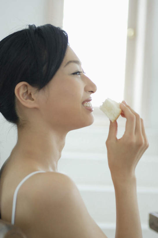 面包,东方人,一个人,坐,笑,微笑,露齿笑,竖图,室内,白天,侧面,亚洲,仅一个年轻女性,仅一个女性,仅一个人,服装,食品,拿,拿着,注视,休闲装,黄种人,食物,衣服,观察,看,休闲,休闲服,服饰,观看,察看,关注,年轻女性,女人,女性,亚洲人,坐着,半身,彩图