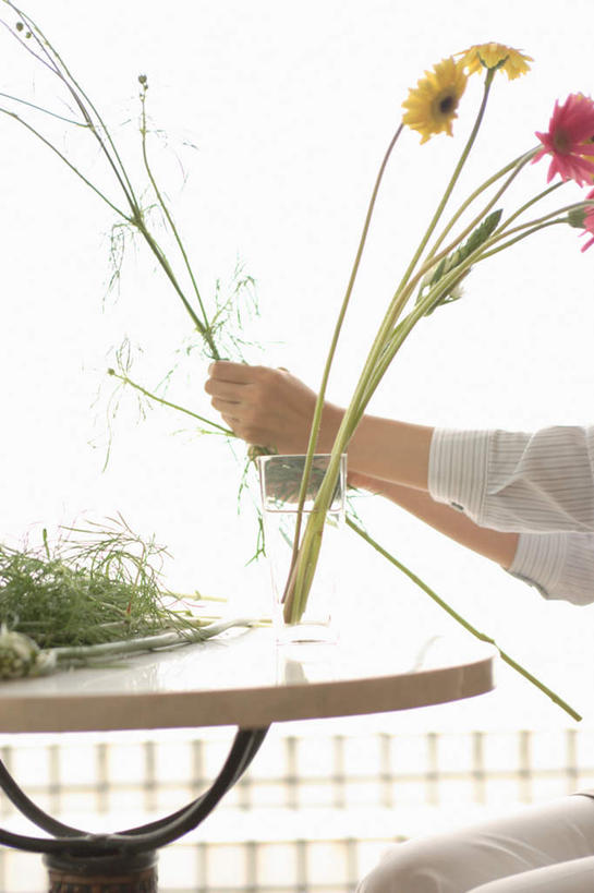 东方人,一个人,站,竖图,室内,白天,正面,快乐,幸福,亚洲,仅一个年轻女性,仅一个女性,仅一个人,服装,盛开,玛格丽特,拿,花蕾,拿着,注视,休闲装,黄种人,雏菊,花,花瓣,花朵,鲜花,衣服,花苞,花蕊,观察,看,站着,休闲,休闲服,菊花,活力,服饰,观看,希望,察看,坚强,关注,和平,离别,延命菊,幸福花,春菊,马兰头花,暗恋,纯情,单恋,天真,年轻女性,女人,女性,亚洲人,站立,半身,彩图,愉快