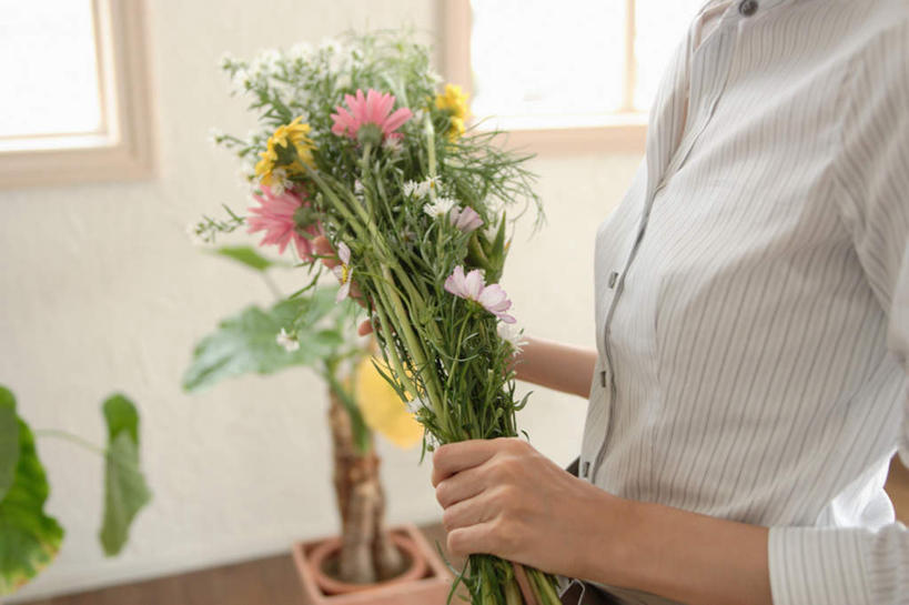 东方人,一个人,站,横图,室内,白天,侧面,快乐,幸福,亚洲,仅一个年轻女性,仅一个女性,仅一个人,服装,盛开,玛格丽特,拿,花蕾,拿着,注视,休闲装,黄种人,雏菊,花,花瓣,花朵,鲜花,衣服,花苞,花蕊,观察,看,站着,休闲,休闲服,菊花,活力,服饰,观看,希望,察看,坚强,关注,和平,离别,延命菊,幸福花,春菊,马兰头花,暗恋,纯情,单恋,天真,年轻女性,女人,女性,亚洲人,半身,彩图,愉快