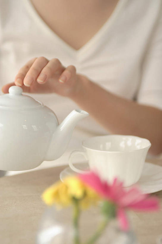 东方人,一个人,坐,竖图,室内,白天,正面,餐桌,桌子,杯子,餐具,亚洲,仅一个年轻女性,仅一个女性,仅一个人,服装,瓷器,碟子,壶,盘,咖啡杯,陶瓷制品,拿,拿着,注视,休闲装,黄种人,水壶,衣服,盘子,茶壶,容器,碟,观察,看,休闲,休闲服,服饰,餐台,观看,察看,关注,瓷杯,年轻女性,女人,女性,亚洲人,坐着,半身,彩图