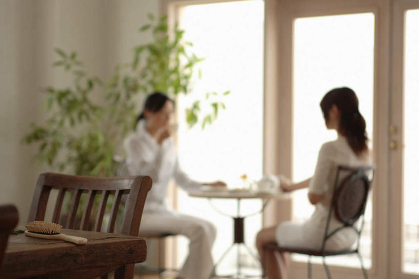 东方人,两个人,伙伴,朋友,客厅,坐,横图,室内,白天,侧面,友谊,地板,杯子,亚洲,服装,朦胧,模糊,瓷器,咖啡杯,陶瓷制品,地面,拿,拿着,注视,休闲装,黄种人,木地板,相视,衣服,观察,看,休闲,面对面,休闲服,服饰,观看,对视,察看,起居室,关注,瓷杯,相对,相看,友情,年轻女性,女人,女性,亚洲人,坐着,半身,彩图