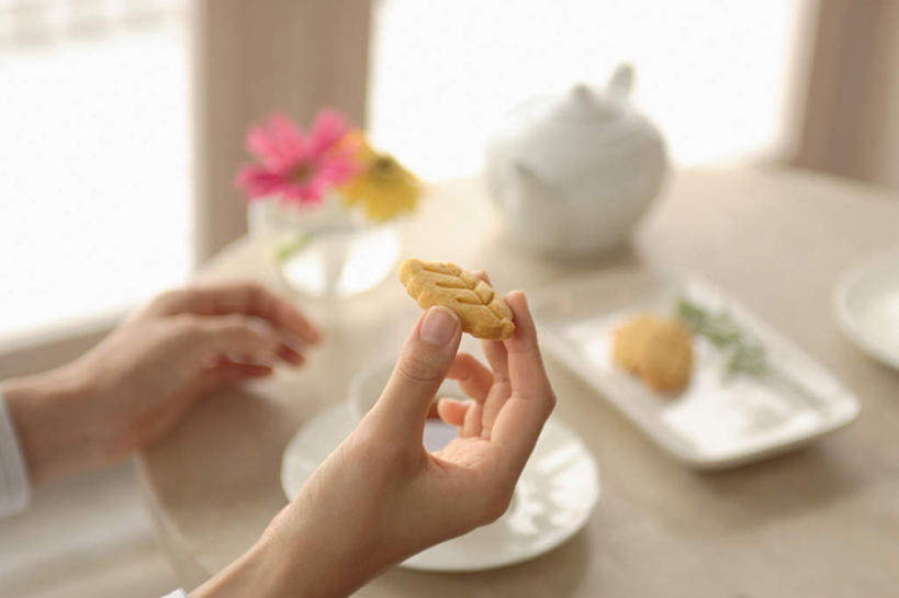 东方人,一个人,坐,横图,俯视,室内,白天,餐桌,桌子,餐具,亚洲,仅一个年轻女性,仅一个女性,仅一个人,服装,碟子,盘,食品,拿,拿着,注视,休闲装,黄种人,食物,衣服,盘子,碟,饼干,观察,看,休闲,休闲服,服饰,餐台,观看,察看,关注,年轻女性,女人,女性,亚洲人,坐着,半身,彩图,高角度拍摄