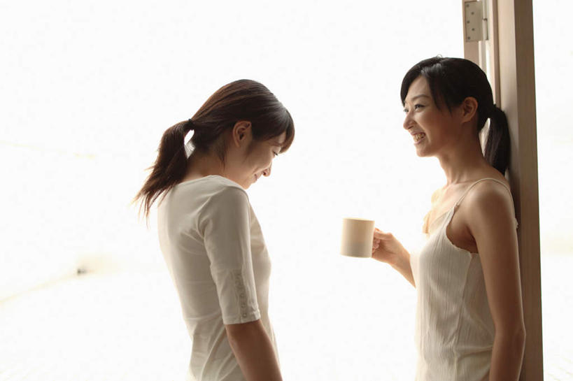 东方人,两个人,伙伴,朋友,站,笑,说,微笑,露齿笑,横图,室内,白天,侧面,友谊,杯子,亚洲,服装,瓷器,咖啡杯,陶瓷制品,拿,拿着,注视,休闲装,黄种人,相视,衣服,观察,看,站着,休闲,面对面,休闲服,服饰,观看,对视,察看,关注,瓷杯,相对,相看,交流,友情,年轻女性,女人,女性,亚洲人,沟通,讲话,交谈,说话,谈话,站立,半身,彩图