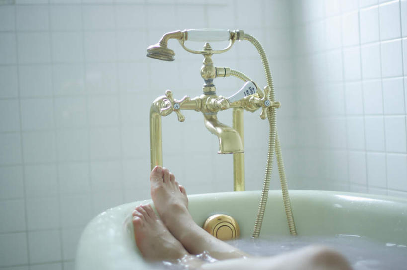 东方人,一个人,躺,横图,室内,白天,正面,卫生间,浴室,亚洲,仅一个年轻女性,仅一个女性,仅一个人,服装,水龙头,注视,休闲装,黄种人,衣服,浴缸,观察,看,休闲,休闲服,服饰,观看,察看,关注,年轻女性,女人,女性,亚洲人,淋浴房,躺着,半身,彩图,冲凉房,沐浴间,沐浴室