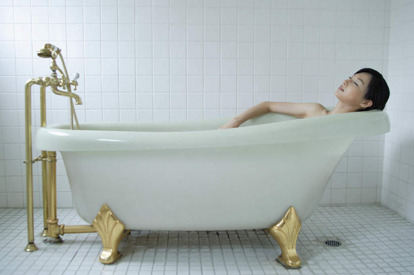 东方人,一个人,躺,横图,室内,白天,侧面,卫生间,浴室,亚洲,仅一个年轻女性,仅一个女性,仅一个人,服装,水龙头,注视,休闲装,黄种人,衣服,浴缸,观察,看,休闲,休闲服,服饰,观看,察看,关注,年轻女性,女人,女性,亚洲人,淋浴房,躺着,彩图,全身,冲凉房,沐浴间,沐浴室