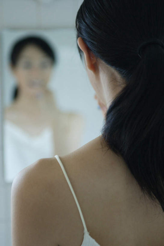 东方人,一个人,站,竖图,室内,白天,镜子,卫生间,洗手间,亚洲,仅一个年轻女性,仅一个女性,仅一个人,服装,朦胧,模糊,注视,休闲装,黄种人,背面,衣服,观察,看,站着,休闲,休闲服,服饰,观看,镜像,察看,镜面,关注,年轻女性,女人,女性,亚洲人,厕所,半身,彩图