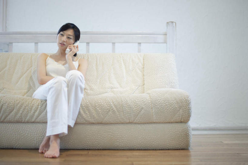 东方人,一个人,客厅,坐,打电话,横图,室内,白天,正面,沙发,电话,亚洲,仅一个年轻女性,仅一个女性,仅一个人,服装,瓷砖,地砖,地面,注视,休闲装,黄种人,通讯设备,衣服,话筒,观察,看,休闲,休闲服,电话线,服饰,观看,察看,起居室,关注,交流,年轻女性,女人,女性,亚洲人,电话机,沟通,通话,坐着,彩图,全身,皮沙发