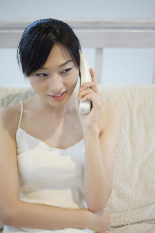 东方人,一个人,客厅,坐,打电话,竖图,室内,白天,正面,沙发,电话,亚洲,仅一个年轻女性,仅一个女性,仅一个人,服装,瓷砖,地砖,地面,注视,休闲装,黄种人,通讯设备,衣服,话筒,观察,看,休闲,休闲服,电话线,服饰,观看,察看,起居室,关注,交流,年轻女性,女人,女性,亚洲人,电话机,沟通,通话,坐着,半身,彩图,皮沙发