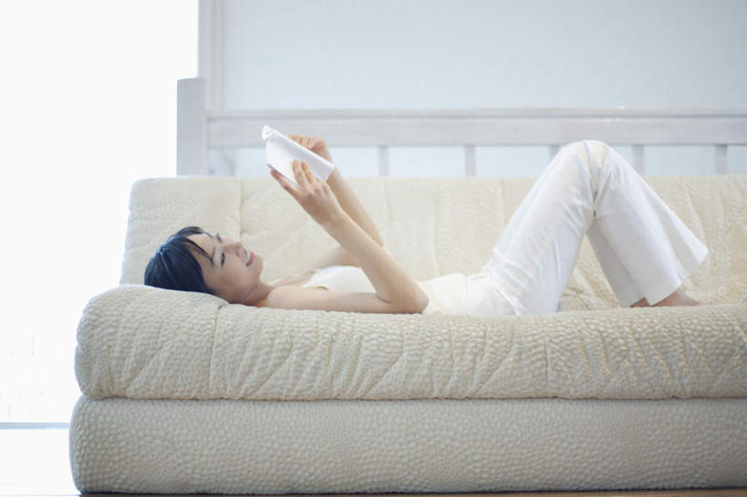 东方人,一个人,客厅,躺,横图,室内,白天,侧面,沙发,亚洲,仅一个年轻女性,仅一个女性,仅一个人,服装,盛开,拿,花蕾,拿着,注视,休闲装,黄种人,花,花瓣,花朵,鲜花,衣服,花苞,花蕊,观察,看,休闲,休闲服,服饰,观看,察看,起居室,关注,年轻女性,女人,女性,亚洲人,躺着,彩图,全身,皮沙发