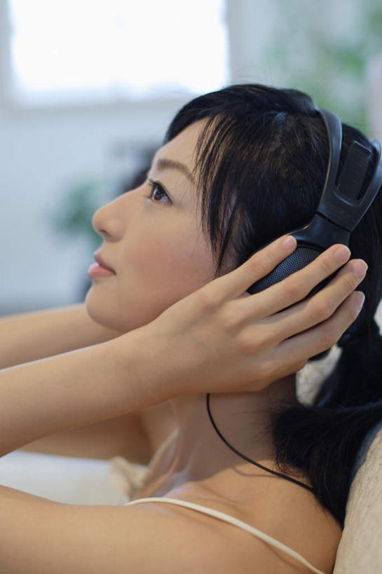 东方人,一个人,坐,竖图,室内,白天,侧面,快乐,满意,幸福,亚洲,仅一个年轻女性,仅一个女性,仅一个人,服装,音响,音乐,拿,拿着,注视,休闲装,黄种人,娱乐,衣服,耳机,观察,看,享受,休闲,休闲服,放松,服饰,观看,察看,舒适,享乐,关注,年轻女性,女人,女性,亚洲人,抬头,仰头,坐着,半身,彩图