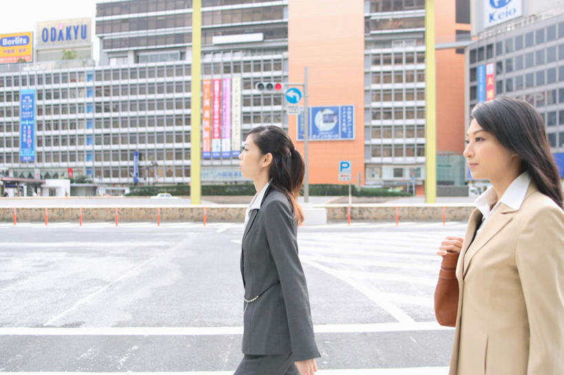 东方人,两个人,商务人士,商务女性,高楼大厦,站,走,横图,室外,白天,侧面,大厦,道路,建筑,路,摩天大楼,公路,亚洲,套装,交通,注视,黄种人,观察,看,站着,观看,察看,关注,商务装,工薪阶层,年轻女性,女人,女性,亚洲人,白领,上班族,马路,步行,散步,站立,走路,半身,彩图,大楼,高层建筑,高楼,摩天楼