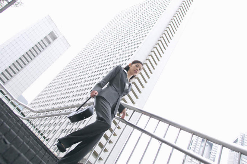 东方人,一个人,商务人士,商务女性,高楼大厦,栏杆,站,横图,室外,白天,仰视,楼梯,大厦,建筑,摩天大楼,亚洲,仅一个年轻女性,仅一个女性,仅一个人,套装,包,扶手,公文包,阶梯,拿,拿着,注视,黄种人,护栏,台阶,天空,天,观察,看,站着,公事包,观看,察看,关注,商务装,工薪阶层,年轻女性,女人,女性,亚洲人,白领,上班族,站立,半身,彩图,低角度拍摄,大楼,高层建筑,高楼,摩天楼