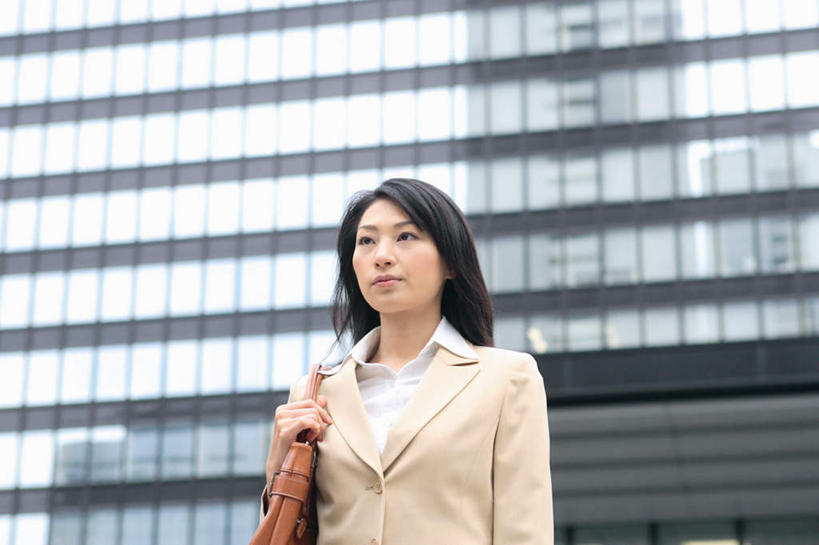 东方人,一个人,商务人士,商务女性,高楼大厦,站,横图,室外,白天,正面,大厦,建筑,摩天大楼,亚洲,仅一个年轻女性,仅一个女性,仅一个人,套装,包,皮包,拿,拿着,注视,黄种人,观察,看,站着,观看,单肩包,察看,关注,商务装,工薪阶层,年轻女性,女人,女性,亚洲人,白领,上班族,半身,彩图,大楼,高层建筑,高楼,摩天楼
