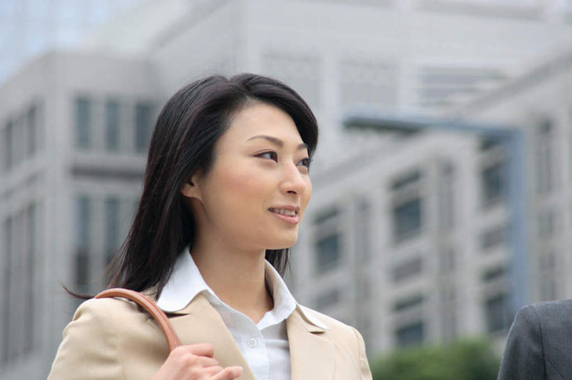 东方人,一个人,商务人士,商务女性,高楼大厦,站,笑,微笑,露齿笑,横图,室外,白天,正面,大厦,建筑,摩天大楼,亚洲,仅一个年轻女性,仅一个女性,仅一个人,套装,朦胧,模糊,包,皮包,拿,拿着,注视,黄种人,观察,看,站着,观看,单肩包,察看,关注,商务装,工薪阶层,年轻女性,女人,女性,亚洲人,白领,上班族,半身,彩图,大楼,高层建筑,高楼,摩天楼