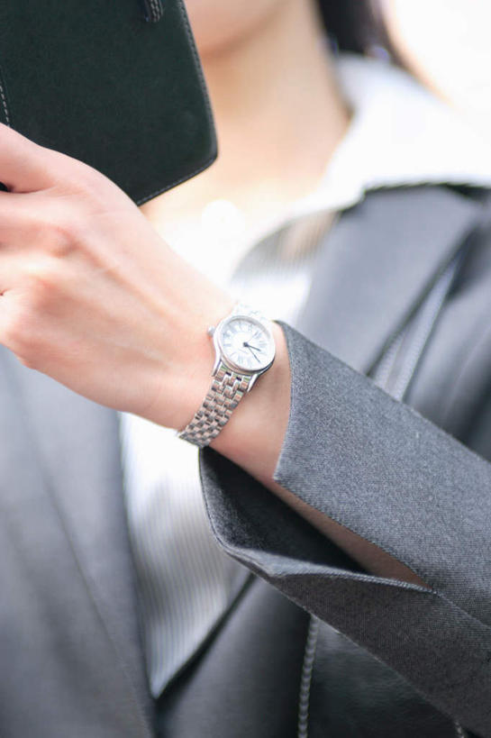 东方人,一个人,商务人士,商务女性,站,竖图,室外,白天,仰视,亚洲,仅一个年轻女性,仅一个女性,仅一个人,套装,时间,时钟,手表,记事本,拿,计时,拿着,注视,黄种人,本子,笔记本,钟表,观察,看,站着,表,观看,腕表,察看,关注,商务装,工薪阶层,年轻女性,女人,女性,亚洲人,白领,上班族,钟,站立,半身,彩图,低角度拍摄