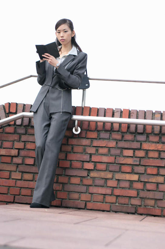 东方人,一个人,商务人士,商务女性,站,竖图,室外,白天,正面,亚洲,仅一个年轻女性,仅一个女性,仅一个人,套装,记事本,拿,拿着,注视,黄种人,本子,笔记本,观察,看,站着,观看,察看,关注,商务装,工薪阶层,年轻女性,女人,女性,亚洲人,白领,上班族,站立,彩图,全身