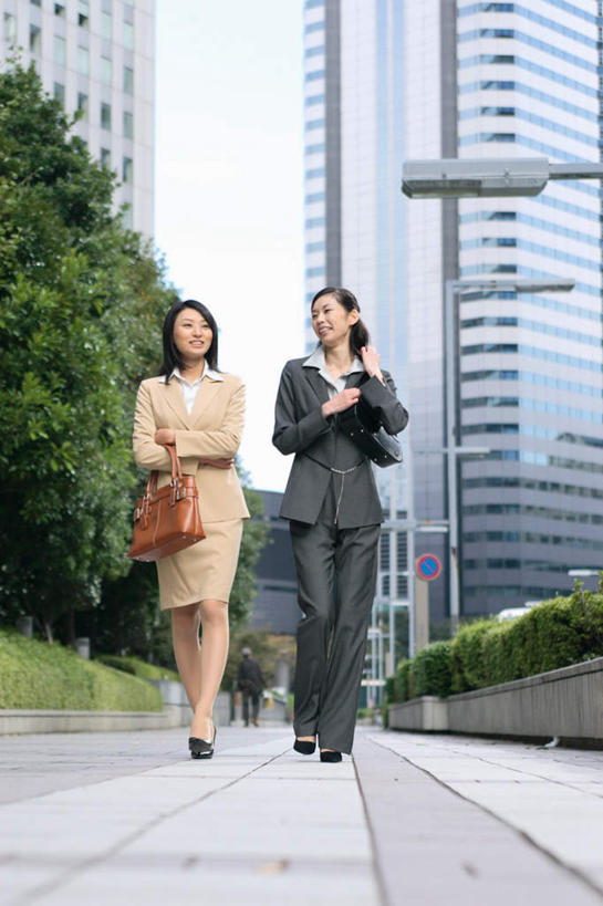东方人,两个人,商务人士,商务女性,高楼大厦,站,说,竖图,室外,白天,正面,大厦,建筑,摩天大楼,亚洲,套装,墙,注视,黄种人,墙壁,墙面,楼宇,观察,看,站着,观看,察看,关注,商务装,工薪阶层,交流,年轻女性,女人,女性,亚洲人,白领,上班族,沟通,讲话,交谈,说话,谈话,站立,彩图,全身,大楼,高层建筑,高楼,摩天楼