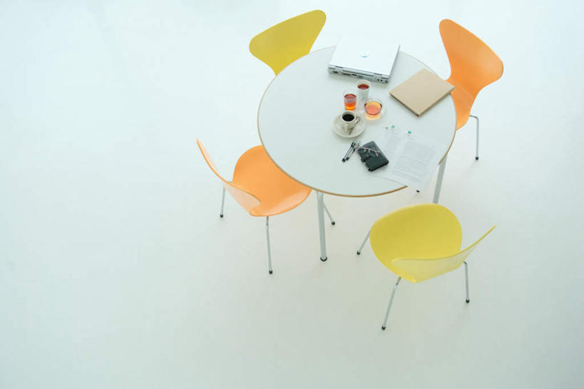 无人,横图,俯视,室内,白天,电脑,笔记本电脑,桌子,静物,杯子,椅子,网络,瓷器,办公桌,咖啡杯,陶瓷制品,通讯设备,会议椅,办公椅,无线,瓷杯,通信设备,无线网络,无线上网,便携式电脑,商务椅,培训椅,手提电脑,彩图,高角度拍摄