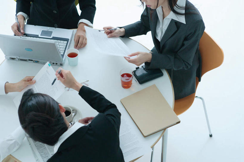 东方人,四个人,同事,商务人士,商务女性,坐,说,横图,俯视,室内,白天,成功,合作,团队,集体,信心,电脑,笔记本电脑,桌子,杯子,亚洲,套装,网络,瓷器,办公桌,咖啡杯,陶瓷制品,注视,黄种人,通讯设备,队伍,观察,看,观看,察看,无线,领导,成就,关注,瓷杯,通信设备,商务装,无线网络,合伙,领袖,无线上网,便携式电脑,工薪阶层,交流,手提电脑,年轻女性,女人,女性,亚洲人,白领,上班族,沟通,讲话,交谈,说话,谈话,坐着,半身,彩图,高角度拍摄