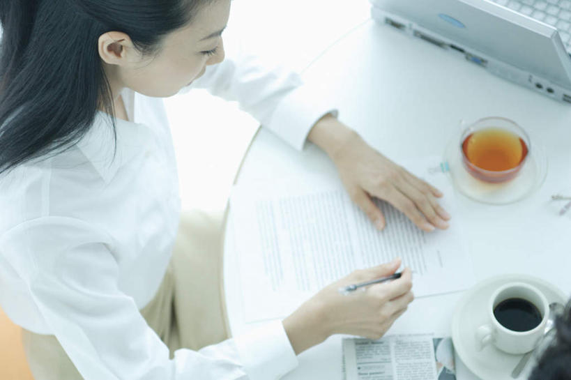 东方人,一个人,商务人士,商务女性,坐,横图,俯视,室内,白天,桌子,杯子,亚洲,仅一个年轻女性,仅一个女性,仅一个人,套装,笔,瓷器,办公桌,咖啡杯,陶瓷制品,拿,拿着,注视,黄种人,观察,看,观看,察看,关注,瓷杯,商务装,工薪阶层,年轻女性,女人,女性,亚洲人,白领,上班族,坐着,半身,彩图,高角度拍摄