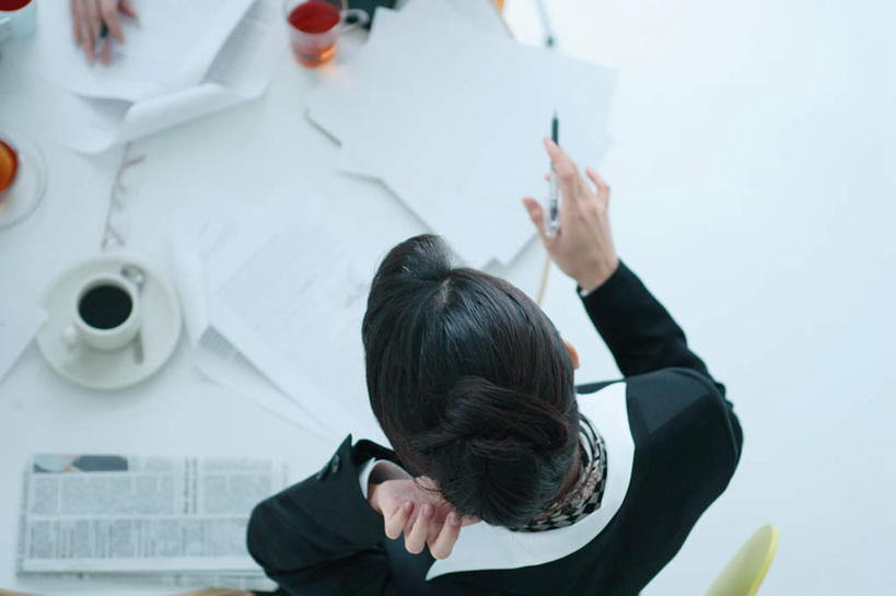 东方人,一个人,商务人士,商务女性,坐,横图,俯视,室内,白天,亚洲,仅一个年轻女性,仅一个女性,仅一个人,套装,笔,记事本,拿,拿着,注视,黄种人,本子,笔记本,观察,看,观看,察看,关注,商务装,工薪阶层,年轻女性,女人,女性,亚洲人,白领,上班族,坐着,半身,彩图,高角度拍摄