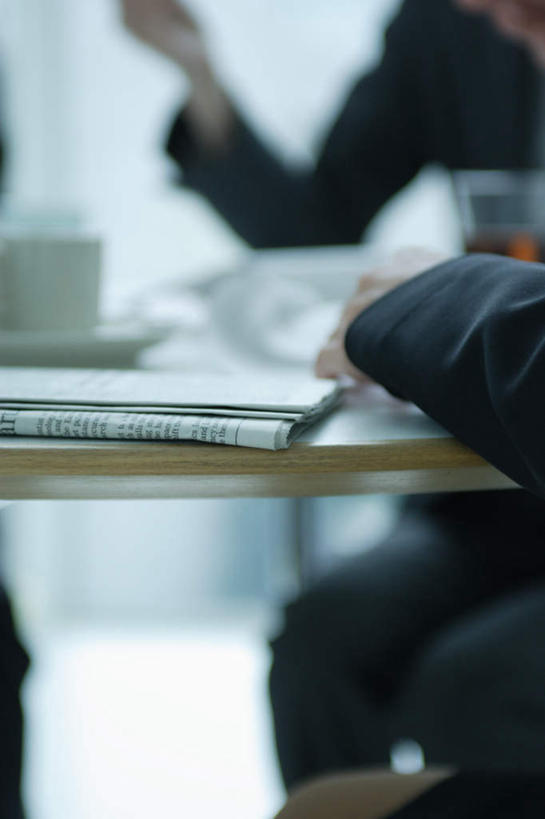 东方人,两个人,商务人士,商务女性,坐,竖图,室内,白天,亚洲,套装,朦胧,模糊,笔,拿,拿着,注视,黄种人,背面,观察,看,观看,察看,关注,商务装,工薪阶层,年轻女性,女人,女性,亚洲人,白领,上班族,坐着,半身,彩图