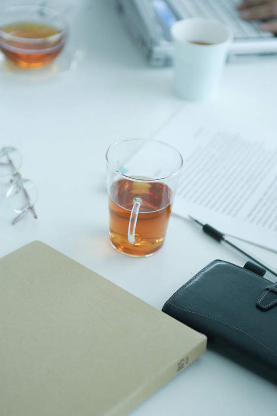 无人,竖图,俯视,室内,白天,幸福,茶,静物,杯子,笔,茶叶,办公用品,记事本,娱乐,水笔,文具,一个,红色,本子,笔记本,水杯,学习用品,享受,休闲,温馨,放松,乐趣,单个,文具用品,提神,舒适,醒脑,茶杯,彩图,高角度拍摄