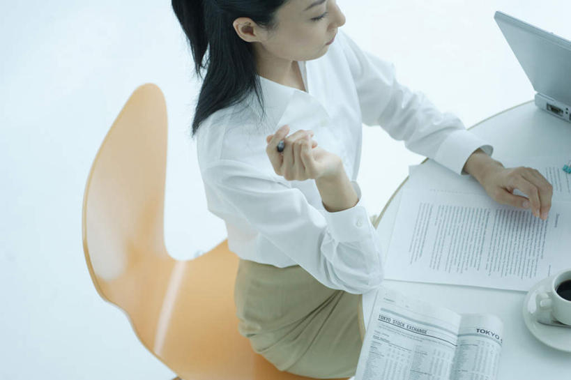 东方人,一个人,商务人士,商务女性,坐,横图,俯视,室内,白天,电脑,笔记本电脑,杯子,餐具,亚洲,仅一个年轻女性,仅一个女性,仅一个人,套装,网络,笔,材料,瓷器,档案,碟子,盘,文件,咖啡杯,陶瓷制品,拿,拿着,注视,黄种人,通讯设备,盘子,资料,碟,观察,看,观看,察看,无线,关注,文档,瓷杯,通信设备,商务装,无线网络,无线上网,便携式电脑,工薪阶层,手提电脑,年轻女性,女人,女性,亚洲人,白领,上班族,坐着,半身,彩图,高角度拍摄