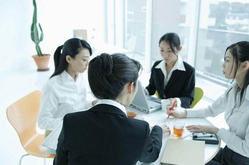 东方人,背部,四个人,同事,商务人士,商务女性,坐,横图,室内,白天,正面,成功,合作,团队,集体,信心,电脑,笔记本电脑,桌子,亚洲,套装,网络,笔,材料,档案,文件,办公桌,拿,拿着,注视,黄种人,通讯设备,队伍,资料,观察,看,观看,察看,无线,领导,成就,关注,文档,通信设备,商务装,无线网络,合伙,领袖,无线上网,便携式电脑,工薪阶层,手提电脑,年轻女性,女人,女性,亚洲人,白领,上班族,坐着,半身,彩图