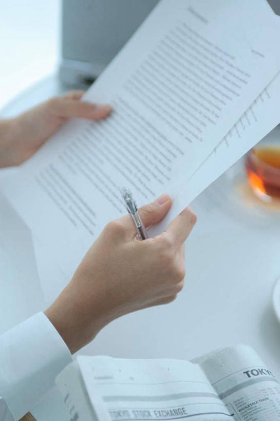 东方人,一个人,商务人士,商务女性,坐,竖图,俯视,室内,白天,亚洲,仅一个年轻女性,仅一个女性,仅一个人,套装,笔,材料,档案,文件,拿,拿着,注视,黄种人,资料,观察,看,观看,察看,关注,文档,商务装,工薪阶层,年轻女性,女人,女性,亚洲人,白领,上班族,坐着,半身,彩图,高角度拍摄