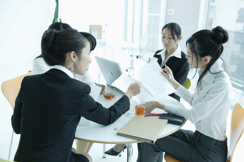 东方人,四个人,同事,商务人士,商务女性,坐,横图,室内,白天,侧面,成功,合作,团队,集体,信心,电脑,笔记本电脑,桌子,亚洲,套装,网络,笔,材料,档案,文件,办公桌,拿,拿着,注视,黄种人,通讯设备,队伍,资料,观察,看,观看,察看,无线,领导,成就,关注,文档,通信设备,商务装,无线网络,合伙,领袖,无线上网,便携式电脑,工薪阶层,手提电脑,年轻女性,女人,女性,亚洲人,白领,上班族,坐着,半身,彩图