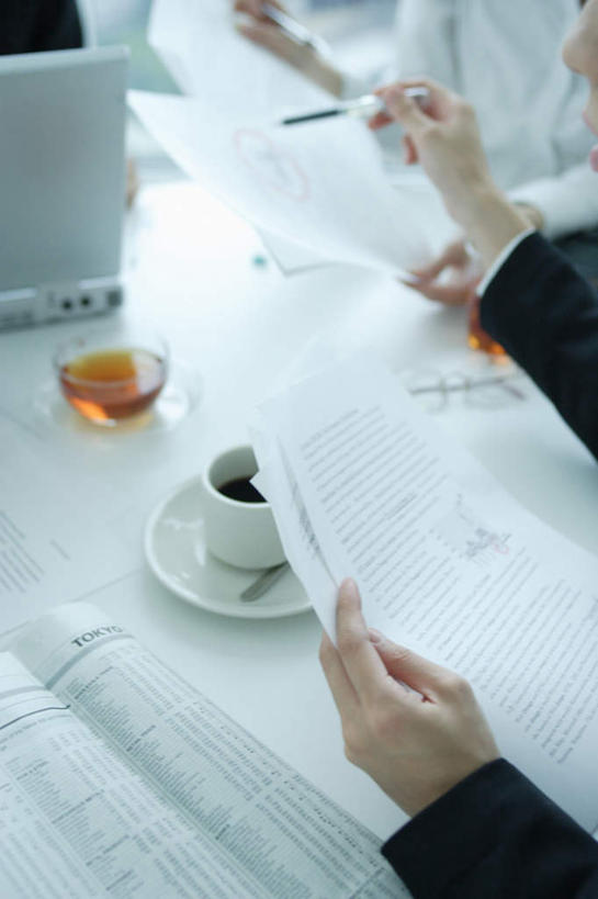 东方人,两个人,商务人士,商务女性,坐,竖图,俯视,室内,白天,电脑,笔记本电脑,桌子,杯子,餐具,亚洲,套装,网络,笔,瓷器,碟子,盘,办公桌,咖啡杯,陶瓷制品,拿,拿着,注视,黄种人,通讯设备,盘子,碟,观察,看,观看,察看,无线,关注,瓷杯,通信设备,商务装,无线网络,无线上网,便携式电脑,工薪阶层,手提电脑,年轻女性,女人,女性,亚洲人,白领,上班族,坐着,半身,彩图,高角度拍摄