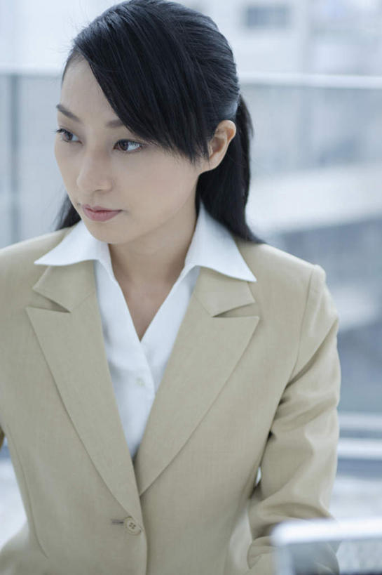 东方人,一个人,商务人士,商务女性,坐,笑,微笑,竖图,室内,白天,正面,亚洲,仅一个年轻女性,仅一个女性,仅一个人,套装,注视,黄种人,观察,看,观看,察看,关注,商务装,工薪阶层,年轻女性,女人,女性,亚洲人,白领,上班族,坐着,半身,彩图