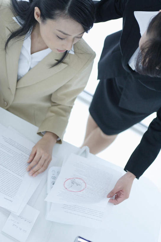 东方人,两个人,商务人士,商务女性,站,说,竖图,俯视,室内,白天,亚洲,套装,材料,档案,文件,注视,黄种人,资料,观察,看,站着,观看,察看,关注,文档,商务装,工薪阶层,交流,年轻女性,女人,女性,亚洲人,白领,上班族,沟通,讲话,交谈,说话,谈话,站立,半身,彩图,高角度拍摄
