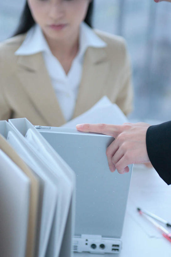 东方人,两个人,商务人士,商务女性,坐,竖图,室内,白天,正面,电脑,笔记本电脑,亚洲,套装,网络,材料,档案,文件,注视,黄种人,通讯设备,资料,观察,看,观看,察看,无线,关注,文档,通信设备,商务装,无线网络,无线上网,便携式电脑,工薪阶层,手提电脑,年轻女性,女人,女性,亚洲人,白领,上班族,坐着,半身,彩图