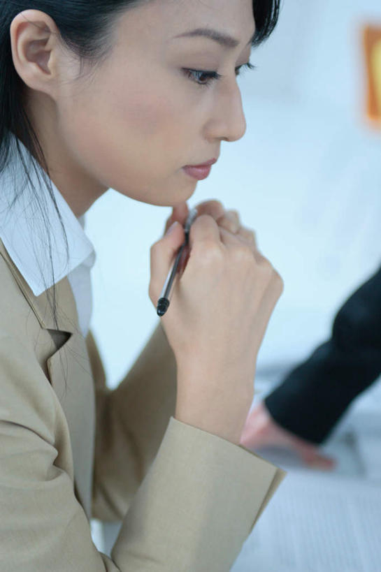 东方人,两个人,商务人士,商务女性,坐,竖图,室内,白天,侧面,亚洲,套装,笔,拿,拿着,注视,黄种人,观察,看,观看,察看,关注,商务装,工薪阶层,年轻女性,女人,女性,亚洲人,白领,上班族,坐着,半身,彩图