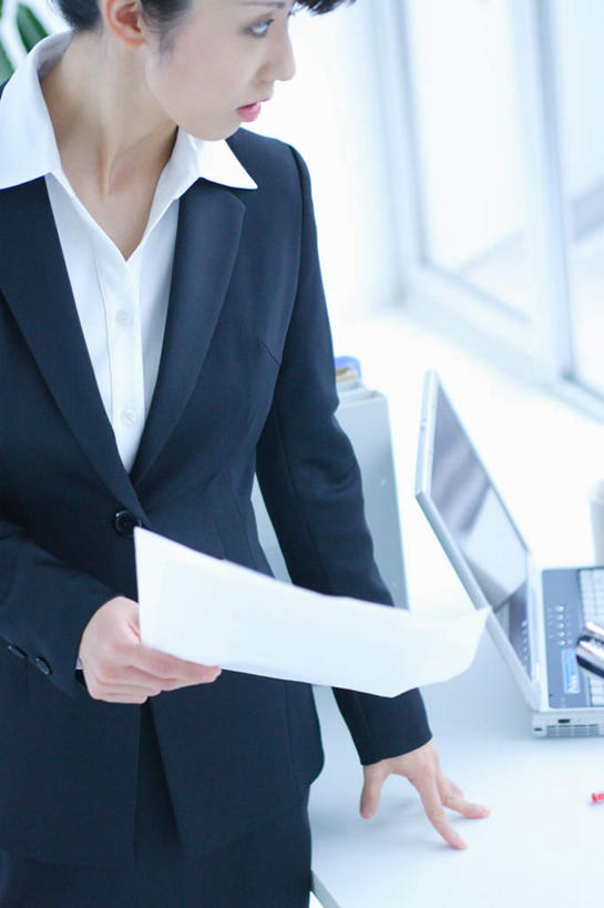 东方人,一个人,商务人士,商务女性,站,竖图,室内,白天,正面,亚洲,仅一个年轻女性,仅一个女性,仅一个人,套装,材料,档案,文件,拿,拿着,注视,黄种人,资料,观察,看,站着,观看,察看,关注,文档,商务装,工薪阶层,年轻女性,女人,女性,亚洲人,白领,上班族,半身,彩图