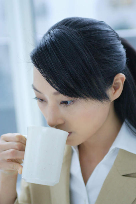 东方人,一个人,商务人士,商务女性,坐,竖图,室内,白天,正面,杯子,亚洲,仅一个年轻女性,仅一个女性,仅一个人,套装,瓷器,咖啡杯,陶瓷制品,拿,拿着,注视,黄种人,观察,看,观看,察看,关注,瓷杯,商务装,工薪阶层,年轻女性,女人,女性,亚洲人,白领,上班族,坐着,半身,彩图