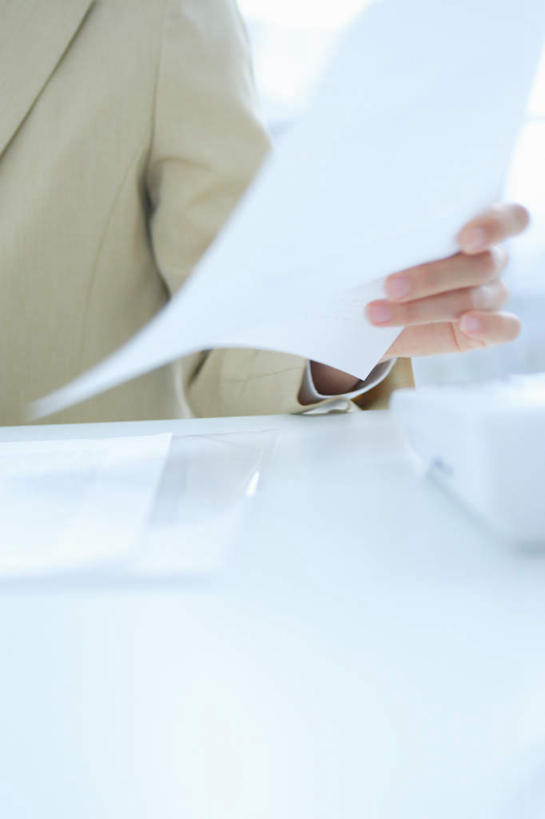 东方人,一个人,商务人士,商务女性,坐,打电话,竖图,室内,白天,正面,桌子,电话,亚洲,仅一个年轻女性,仅一个女性,仅一个人,套装,材料,档案,文件,办公桌,拿,拿着,注视,黄种人,通讯设备,话筒,资料,观察,看,电话线,观看,察看,关注,文档,商务装,工薪阶层,交流,年轻女性,女人,女性,亚洲人,白领,上班族,电话机,沟通,通话,坐着,半身,彩图