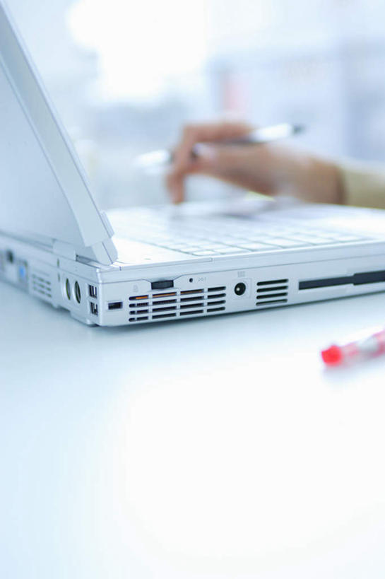 东方人,一个人,商务人士,商务女性,坐,竖图,室内,白天,侧面,电脑,笔记本电脑,桌子,亚洲,仅一个年轻女性,仅一个女性,仅一个人,敲打,套装,网络,笔,办公桌,拿,拿着,注视,黄种人,输入,通讯设备,打字,观察,看,观看,点击,敲击,察看,无线,关注,通信设备,商务装,无线网络,无线上网,便携式电脑,工薪阶层,按键,手提电脑,年轻女性,女人,女性,亚洲人,白领,上班族,坐着,半身,彩图